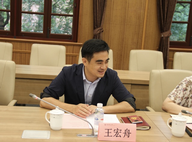 校党委常务副书记王宏舟介绍了"十四五"规划编制工作背景.